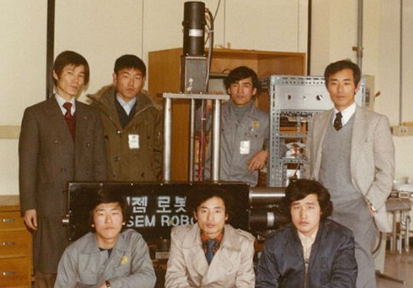 KAISEM 개발 당시 변증남교수(뒤줄 오른쪽)와 연구원들. 전북대와 성균관대에 각각 재직중인 송상섭 교수(뒷줄 왼쪽)와 박영제 교수(앞줄 가운데)의 모습도 보인다.