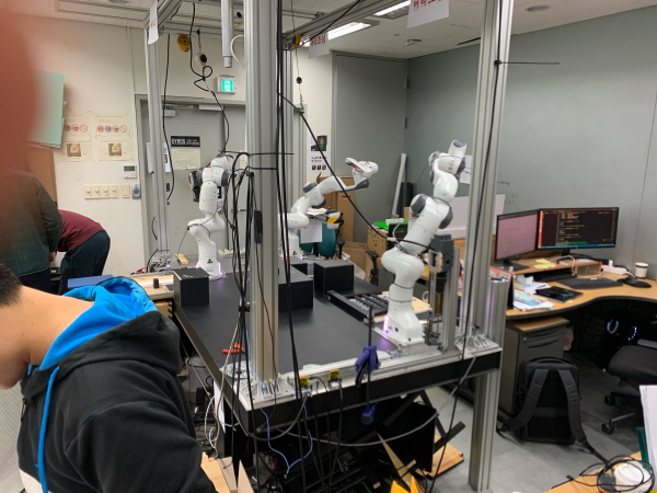 ▲ 광주과기원/서울대 컨소시엄 로봇