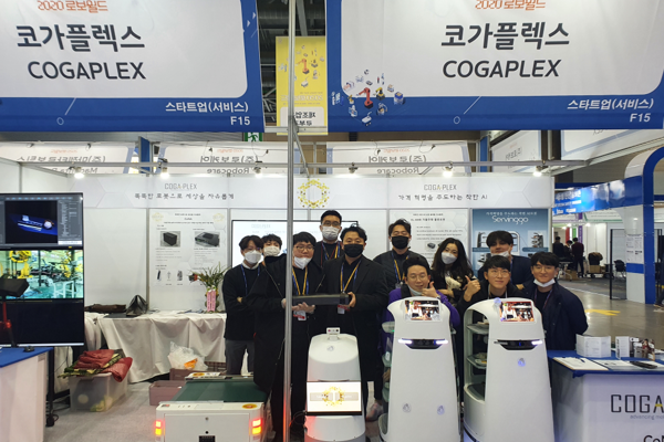 ▲2020로보월드코가플렉스부스에서회사관계자들이기념촬영을바카라사이트 소울카지노있다.