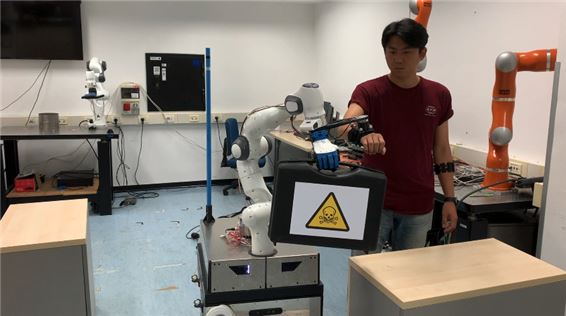 ▲ MOCA와 HRI 인터페이스를 결합하여 외골격 로봇처럼 활용하는 모습