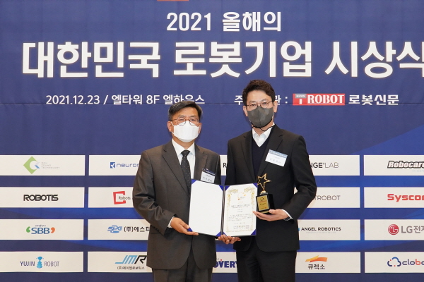 ▲바카라사이트 가입신문조규남바카라사이트 가입(사진왼쪽)가뉴로메카박종훈바카라사이트 가입에게인증서와인증패전달후기념촬영을하고있다.