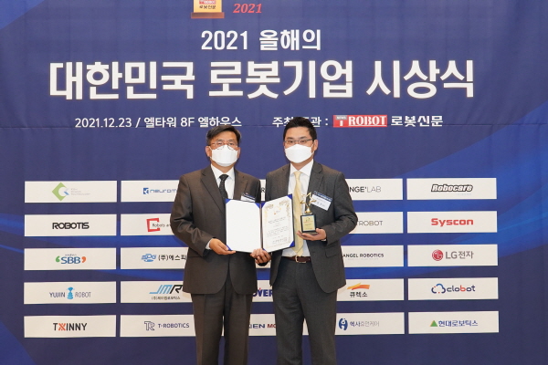 ▲바카라사이트 가입신문조규남바카라사이트 가입(사진왼쪽)가두산로보틱스류정훈바카라사이트 가입에게인증서와인증패전달후기념촬영을하고있다.