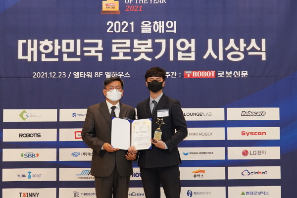 ▲바카라사이트 가입신문조규남대표(사진왼쪽)가민트바카라사이트 가입강형석대표에게인증서와인증패전달후기념촬영을하고있다.