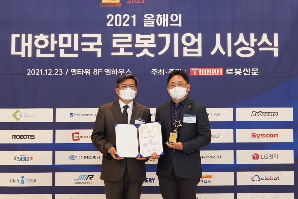 ▲바카라사이트 가입신문조규남바카라사이트 가입(사진왼쪽)가티로보틱스박현섭부사장에게인증서와인증패전달후기념촬영을하고있다.