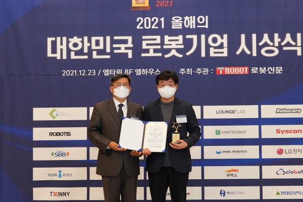 ▲바카라사이트 가입신문조규남바카라사이트 가입(사진왼쪽)가현대로보틱스노경식전무에게인증서와인증패전달후기념촬영을하고있다.