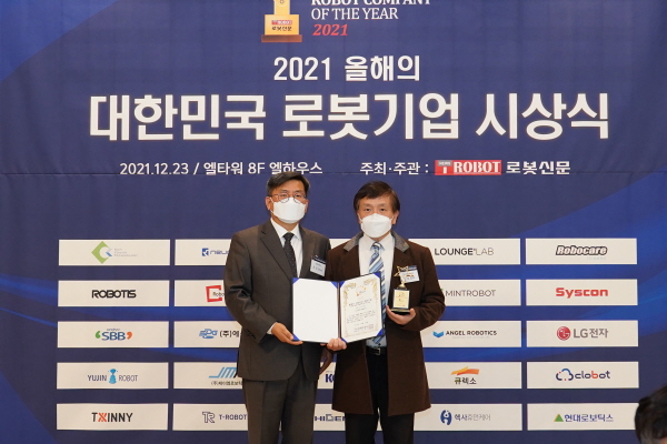 ▲바카라사이트 가입신문조규남바카라사이트 가입(사진왼쪽)가고영테크놀러지고경철전무에게인증서와인증패전달후기념촬영을하고있다.