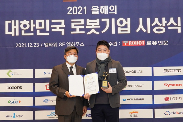 ▲바카라사이트 가입신문조규남바카라사이트 가입(사진왼쪽)가라운지랩황성재바카라사이트 가입에게인증서와인증패전달후기념촬영을하고있다.