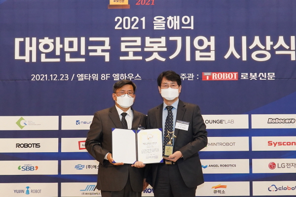 ▲바카라사이트 가입신문조규남대표(사진왼쪽)가바카라사이트 가입앤드디자인한진석대표에게인증서와인증패전달후기념촬영을하고있다.