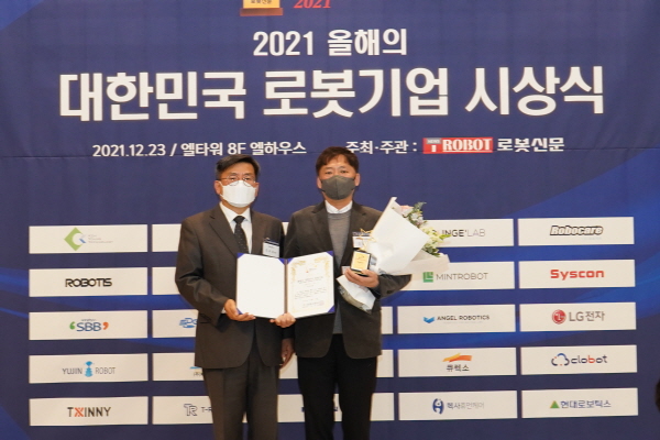 ▲바카라사이트 가입신문조규남바카라사이트 가입(사진왼쪽)가시스콘김흥수바카라사이트 가입에게인증서와인증패전달후기념촬영을하고있다.