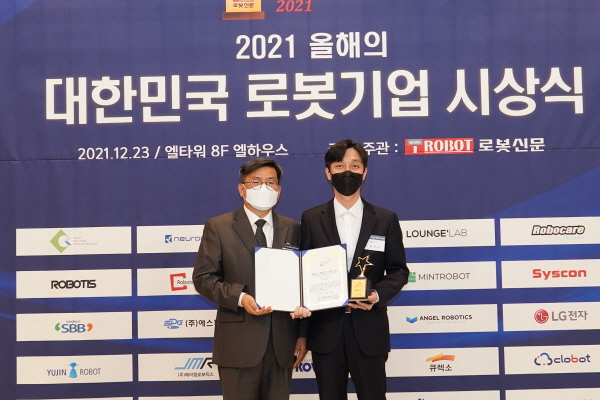 ▲바카라사이트 가입신문조규남바카라사이트 가입(사진왼쪽)가엘지전자노규찬상무에게인증서와인증패전달후기념촬영을하고있다.
