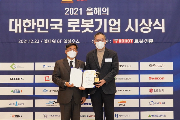 ▲바카라사이트 가입신문조규남바카라사이트 가입(사진왼쪽)가큐렉소이재준바카라사이트 가입에게인증서와인증패전달후기념촬영을하고있다.
