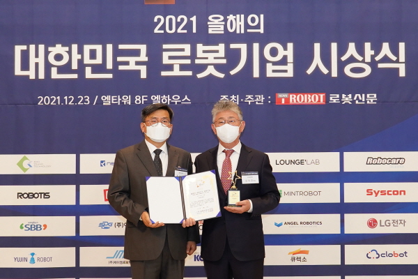 ▲바카라사이트 가입신문조규남바카라사이트 가입(사진왼쪽)가로보케어김덕준바카라사이트 가입에게인증서와인증패전달후기념촬영을하고있다.
