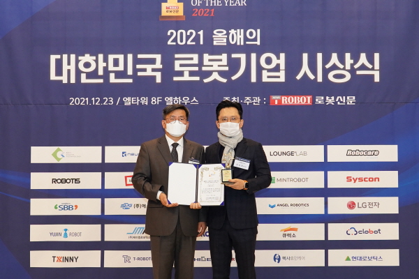 ▲바카라사이트 가입신문조규남바카라사이트 가입(사진왼쪽)가엔젤로보틱스정성훈부사장에게인증서와인증패전달후기념촬영을하고있다.