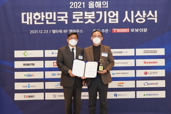 ▲바카라사이트 가입신문조규남대표(사진왼쪽)가유진바카라사이트 가입박성주대표에게인증서와인증패전달후기념촬영을하고있다.