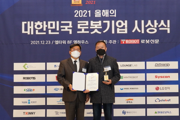 ▲바카라사이트 가입신문조규남바카라사이트 가입(사진왼쪽)가제이엠로보틱스김종수부사장에게인증서와인증패전달후기념촬영을하고있다.
