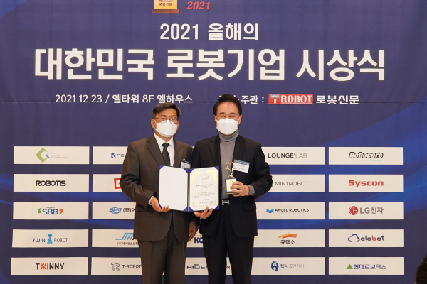 ▲바카라사이트 가입신문조규남바카라사이트 가입(사진왼쪽)가헥사휴먼케어한창수바카라사이트 가입에게인증서와인증패전달후기념촬영을하고있다.