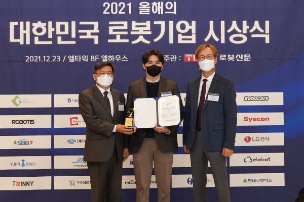 ▲바카라사이트 가입신문조규남바카라사이트 가입(사진왼쪽)가에이딘로보틱스이윤행바카라사이트 가입(가운데),최혁렬바카라사이트 가입(오른쪽)에게인증서와인증패전달후기념촬영을하고있다.