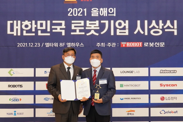 ▲바카라사이트 가입신문조규남바카라사이트 가입(사진왼쪽)가코베리김홍중바카라사이트 가입에게인증서와인증패전달후기념촬영을하고있다.