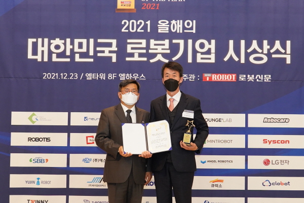 ▲바카라사이트 가입신문조규남바카라사이트 가입(사진왼쪽)가하이젠모터오병욱이사에게인증서와인증패전달후기념촬영을하고있다.