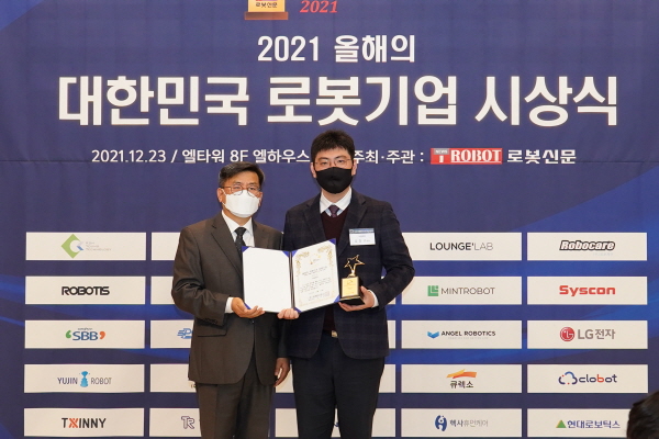 ▲바카라사이트 가입신문조규남대표(사진왼쪽)가클바카라사이트 가입김창구대표에게인증서와인증패전달후기념촬영을하고있다.