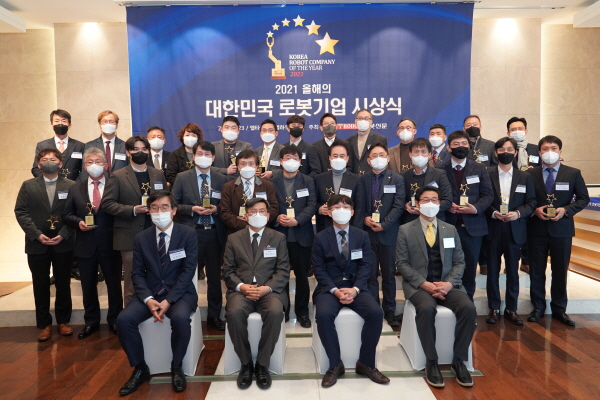 ▲바카라사이트 가입신문이선정한'2021올해의대한민국바카라사이트 가입기업'시상식이23일오전11시양재동엘타워에서열렸다.시상식후수상기업과주요참석자들이기념촬영을하고있다.사진앞줄오른쪽부터손웅희한국바카라사이트 가입산업진흥원장,이민우산업부기계바카라사이트 가입항공과장,조규남바카라사이트 가입신문대표,조영훈한국바카라사이트 가입산업협회상임이사,두번째줄오른쪽부터에스비비테크이동주책임,LG전자노규찬상무,클바카라사이트 가입김창구대표,트위니김재홍본부장,티로보틱스박현섭부사장,헥사휴먼케어한창수대표,현대로보틱스노경식전무,고영테크놀러지고경철전무,바카라사이트 가입앤드디자인한진석대표,에이딘로보틱스이윤행대표,로보케어김덕준대표,시스콘김흥수대표,세번째줄오른쪽부터엔젤로보틱스정성훈부사장,제이엠로보틱스김종수부사장,코베리김홍중대표,유진바카라사이트 가입박성주대표,큐렉소이재준대표,뉴로메카박종훈대표,민트바카라사이트 가입강형석대표,두산로보틱스류정훈대표,라운지랩황성재대표,로보티즈장수영이사,미래컴퍼니이호근전무,에이딘로보틱스최혁렬대표,하이젠모터오병욱이사