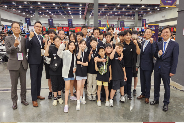 ▲페가수스 토토스폰서로참여한삼성과주파나마한국대사관관계자들과의사진촬영모습.