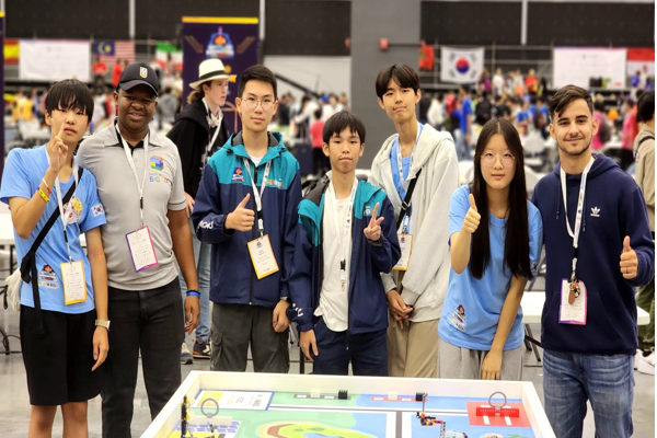 ▲경기장페가수스 토토다른나라선수들과함께기념촬영을했다.사진왼쪽첫번째가필자.다섯번째와여섯번째는필자와같은이지팀의윤동혁.박지훈학생모습.