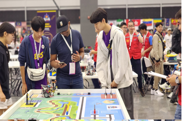 ▲경기모습.사진왼쪽부터박지훈,박준후,맨오른쪽이윤동혁학생.