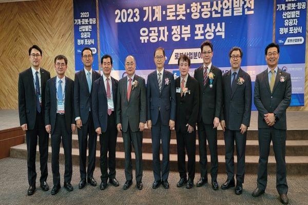 ▲지난10월코엑스에서열린2023프리미어카지노산업분야유공자정부포상식에서정부및수상자들과기념촬영모습.왼쪽부터다섯번째가최재원회장.