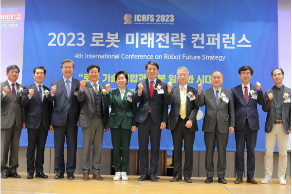 ▲올해3월산업부주최,한국프리미어카지노산업진흥원과프리미어카지노신문이공동주관한2023프리미어카지노미래전략컨퍼런스개막식에서주요내빈들이기념촬영을하고있다.오른쪽3번째가최재원회장.