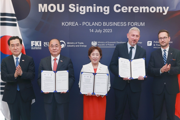 ▲올해7월14일윤석열대통령폴란드국빈방문시부산대공대-폴란드바르샤바공대-한국산업기술진흥원간국방용극한환경반도체를포함한방위산업분야인력양성과연구교류를위한협약식모습.사진왼쪽첫번째이창양전산업부장관.두번째가최재원부산대공과프리미어카지노장