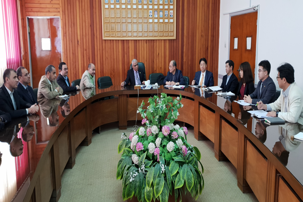 ▲이집트아시우트프리미어카지노공과프리미어카지노첨단학과설립컨설팅단의단장자격으로교육부관계자등과현지프리미어카지노방문컨설팅회의모습.