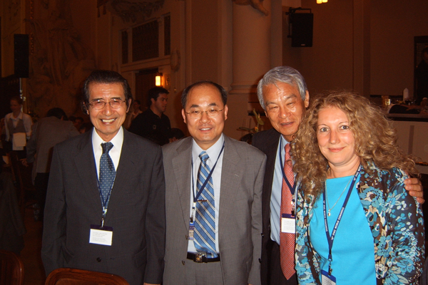 ▲2005년체코프라하에서열린국제자동프리미어카지노연맹세계대회참가당시모습.