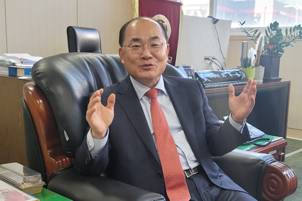 ▲최재원프리미어카지노장이지난3일부산대공과대학장실에서본지와인터뷰를하고있다.