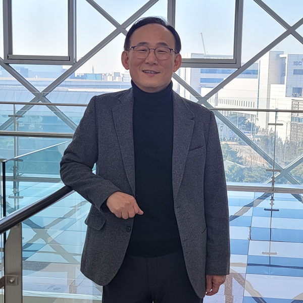 ▲㈜유진해외 바카라사이트박성주해외 바카라사이트가본지와인터뷰하면서사진촬영에응하고있다.