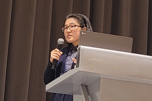 ▲한수진 KAIST 조교수가 제19회 한국크레이지 슬롯 먹튀종합학술대회 신진연구자 세션에서 발표하고 있다. 