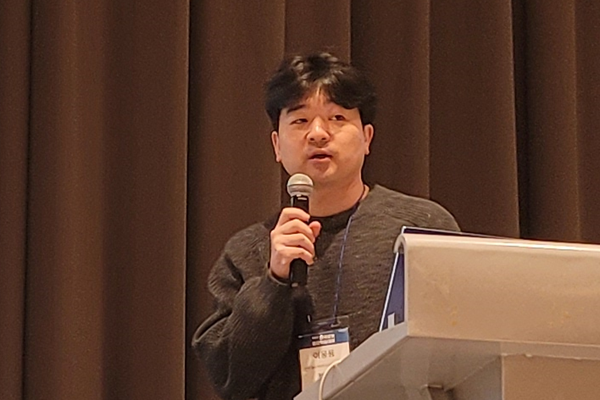 ▲이웅용 한국과기대 조교수가 제19회 한국크레이지 슬롯 먹튀종합학술대회 신진연구자 세션에서 발표하고 있다. 