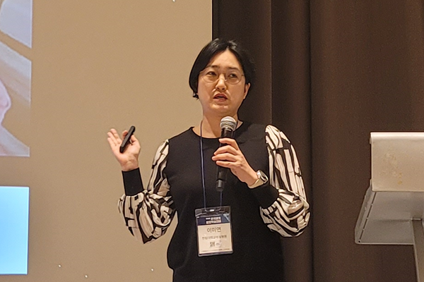 ▲ 이미연 한림대 성심병원 커맨드센터장이 '서비스 무료 슬롯 카지노과 함께 하는 미래 병원'이라는 주제로 강연하고 있다.