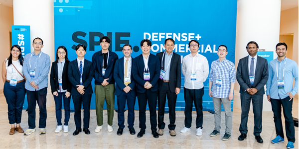 ▲2023년SPIE학술대회에서만난SongZhang바카라사이트 안내님(사진오른쪽에서다섯번째)과제자들