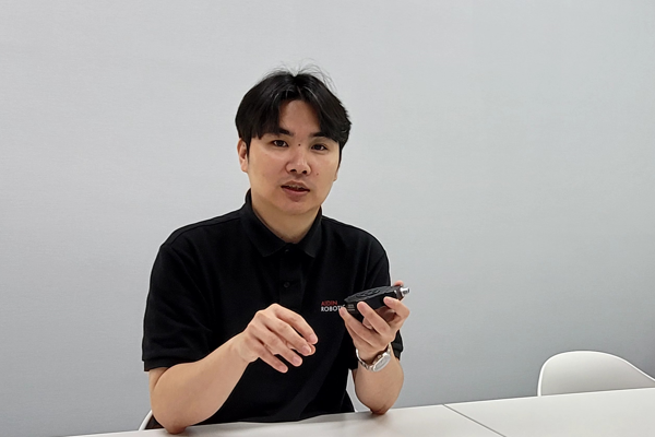 ▲에이딘로보틱스 이윤행 대표가 제품에 대해 설명하고 있다. 