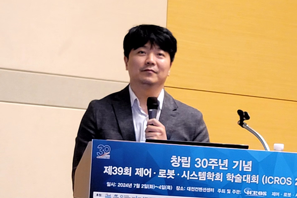 ▲비디오 슬롯 머신개발자들의 이야기가 끝난 후 한국비디오 슬롯 머신산업협회 이경준 본부장이 개발자들과의 토크쇼 좌장을 맡아 현장 참석자들의 질의응답을 받고 있다.  