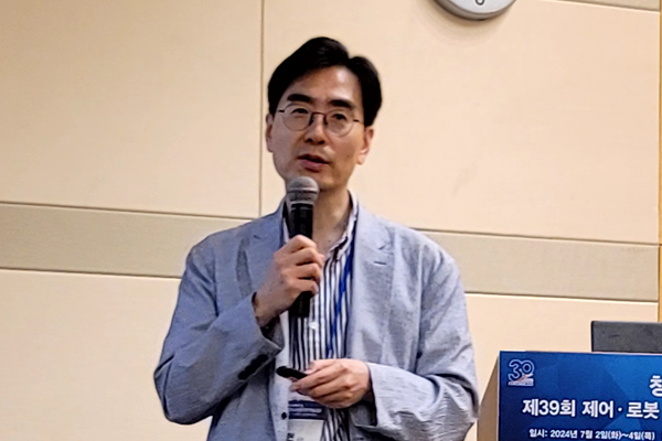 ▲KAIST 명현 교수가 발표하고 있다. 