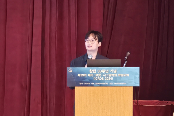 ▲ 이인호 부산대학교 전기전자공학부 조교수가 외지에서의 자율보행을 위한 족형 슬롯 게임 가입 머니의 요소기술에 대해 발표를 하고 있다