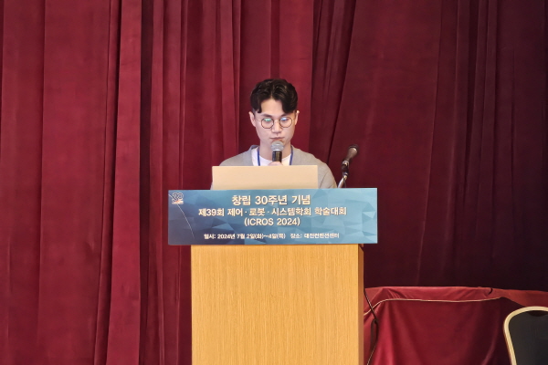 ▲ 장근우 한국과학기술연구원 AI슬롯 게임 가입 머니연구소 연구원이 모바일 매니퓰레이터의 전신 경로 계획 및 제어 전략에 대해 발표를 하고 있다