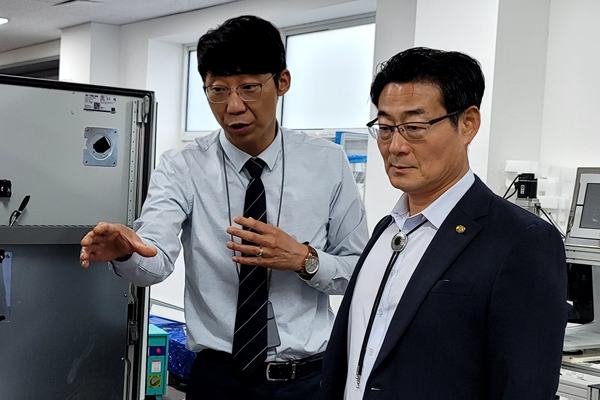 ▲한국스피드 바카라사이트산업진흥원손웅희원장이스피드 바카라사이트를방문해전진대표로부터테스트장비에대한설명을듣고있다.