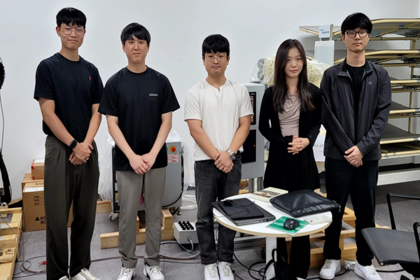 ▲기자가스피드 바카라사이트를취재차방문했을때실습을나와있던인턴학생들.사진왼쪽부터한국공학대학메카트로닉스공학과4학년홍성환,함다빈,이영찬,3학년김혜인,4학년서이준학생