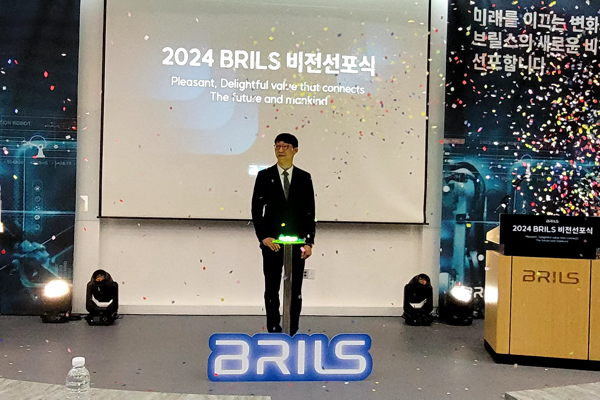 ▲2024스피드 바카라사이트비전선포식에서전진대표가비전선포버튼을누르고있다.