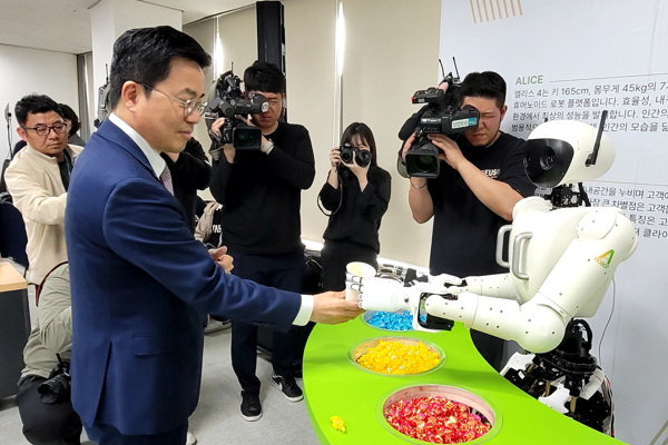 ▲박성택 차관이 주문한 노란색 사탕이 담긴 컵을 앨리스가 전달하고 있다. 