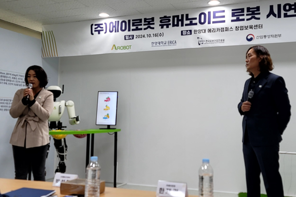 ▲마무리 기자간담회에서 엄윤설 에이온라인 슬롯 대표(사진 왼쪽)가 질문에 답하고 있다.  