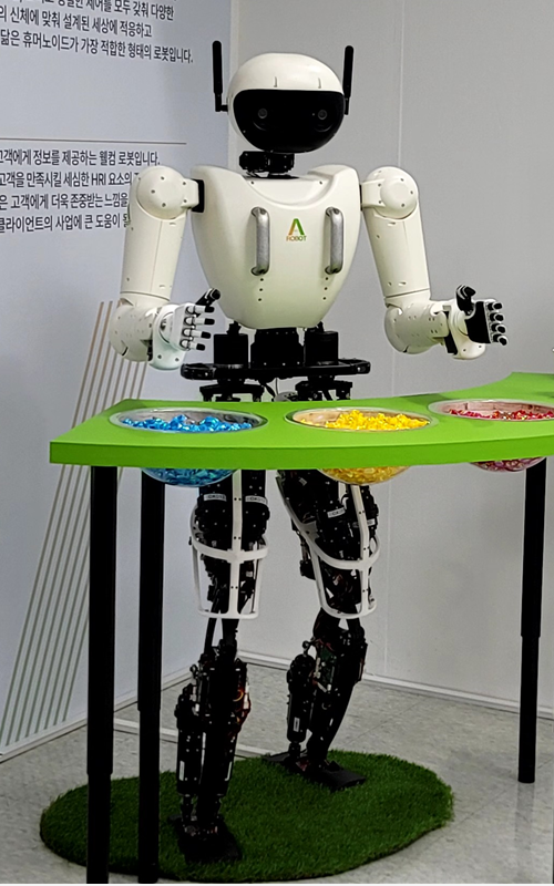 ▲이날 시연회에서 최초로 공개된 휴머노이드 온라인 슬롯 '앨리스 4' 모습